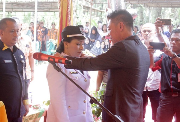 Lantik Datin Penghulu Balam Jaya, Bupati : Turun ke Lapangan Jangan Terjebak Rutinitas Kantor